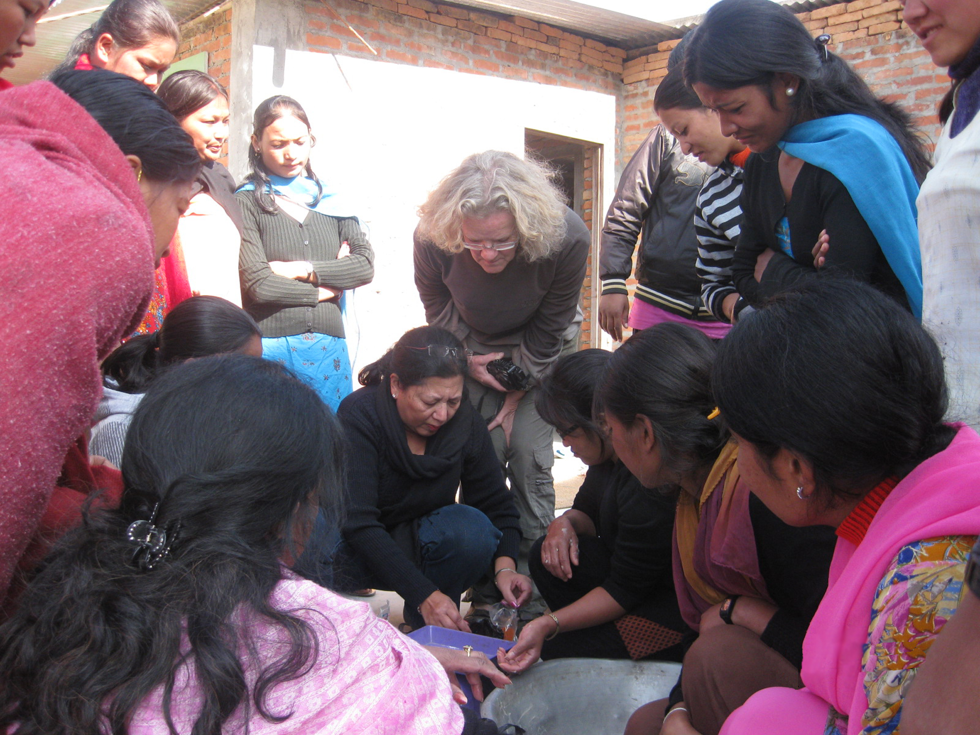 Nepal 2010 Frauen zeigen der dt Betreuerin IMG_3185_gross